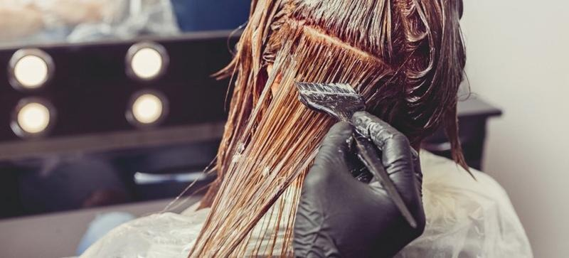 Farbowanie włosów w ciąży: bezpieczne metody i możliwe ryzyko